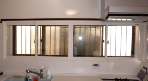 富士宮市内の住宅『内窓：プラマードU』取付工事です　台所の出窓に施工しました