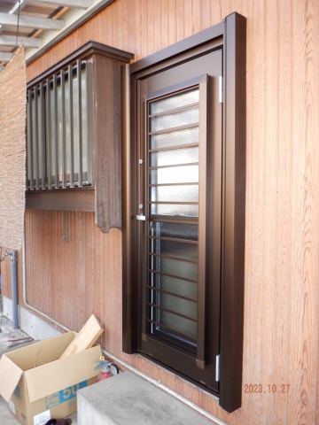 富士宮市内の住宅のお勝手口ドアをドアリモで取り替えました