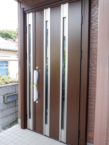 函南町内の住宅の玄関をドアリモで取り替えました