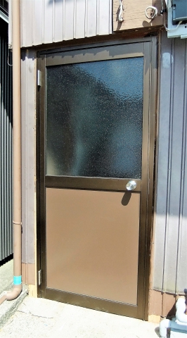 伊豆の国市の住宅の物置の扉を取り替えました
