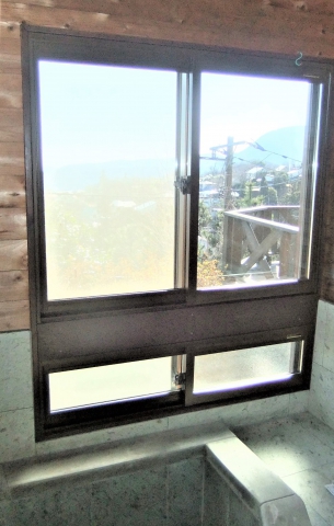 伊東市の高台に建つ別荘の窓を断熱化させて戴きました