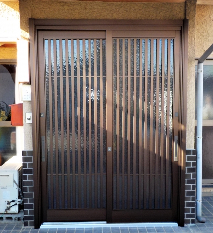 【函南肥田店】三島市内の住宅の玄関引戸を一日で取り換えました