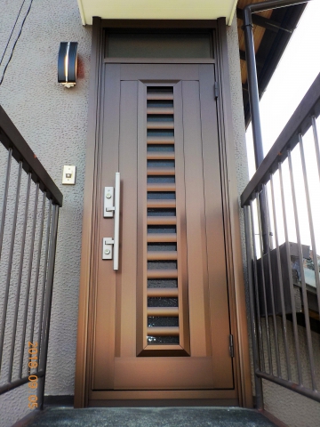 　富士宮市の住宅の2階の玄関ドアを半日で取替ました