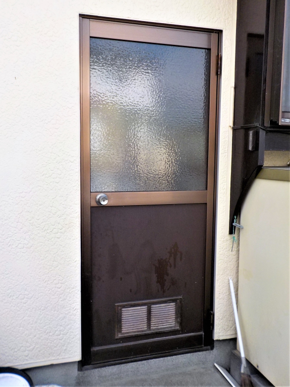 修繕後の框ドアの写真です