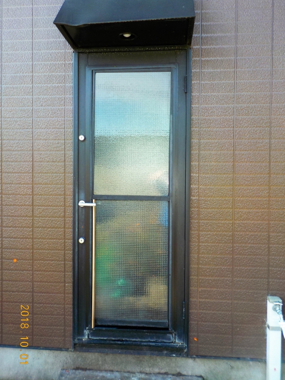 網入りガラス仕様の既存ドアです