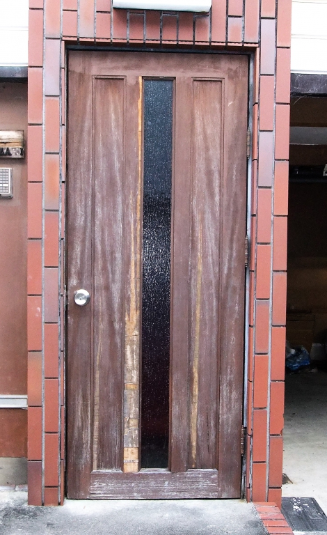 木製ドアは交換時期を迎えていました