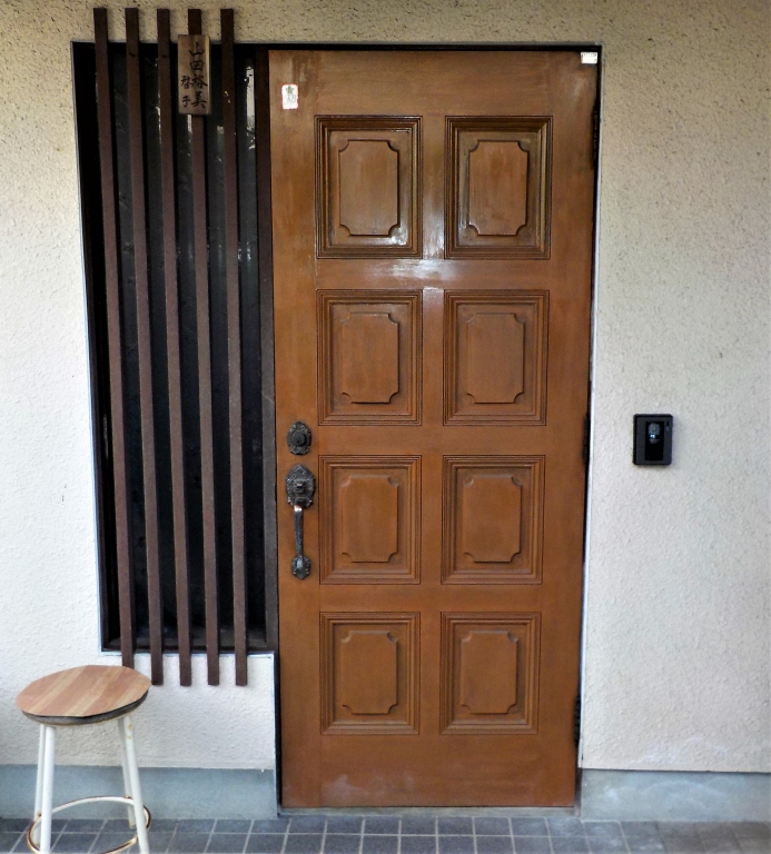 取り替える前の木製、玄関扉です