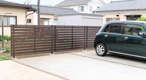 函南町Ｉ様邸の駐車場と家庭菜園の間にフェンスの工事をさせて戴きました