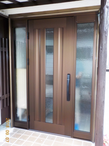 富士宮市の住宅の玄関です　引戸をドアに一日で取替ました
