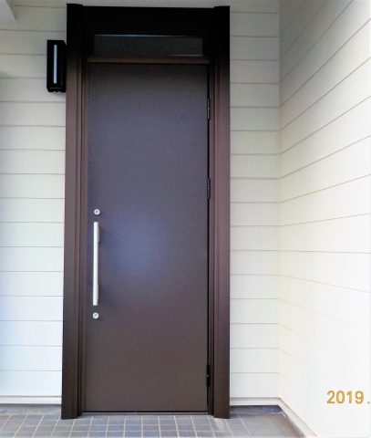 沼津市の住宅のドアを１日で取り替えました　当社だけの工事で完成します