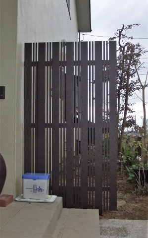 三島市の住宅の玄関先にタカショーのフェンスを取り付けました