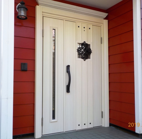 裾野市にある輸入住宅の玄関ドアをドアリモで取り替えました