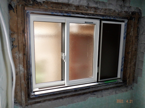 沼津市内の浴室リフォーム時の窓の取替工事の一例です