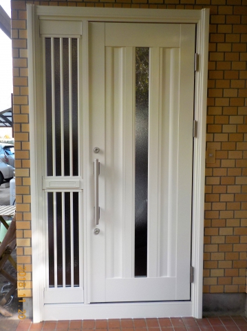 伊豆市の別荘です　玄関ドアの取替をずっと考えていました