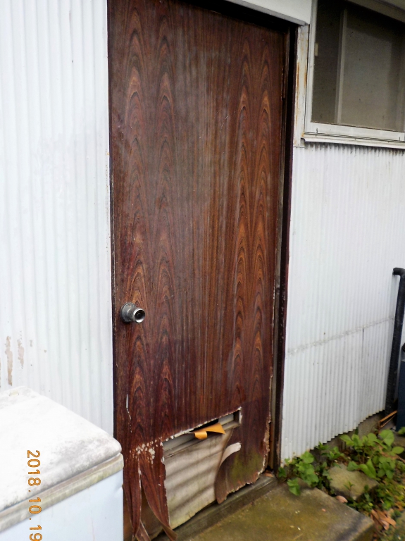 建具店が製作取付した木製扉でした
