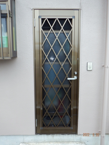 富士宮市内の住宅の勝手口ドアをドアリモで取り替えました