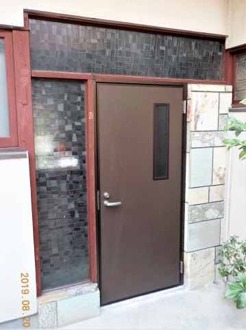 三島市Ｎ様邸です。リフォーム店から玄関ドア取替のご注文を戴きました。