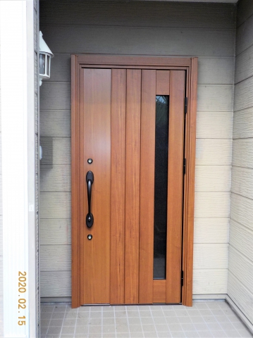 田方郡函南町の住宅です　木製ドアを一日で取り替えました