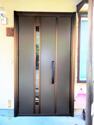 沼津市内の住宅の玄関ドアを、YKKAPドアリモで1日で取り替えました。