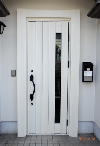 富士宮市内の住宅の玄関をドアリモで取り替えました