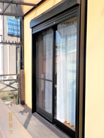 富士宮市の住宅の窓、３カ所に雨戸を取り付けました
