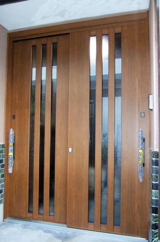 【函南肥田店】ランマ付き木製玄関を取り換えました