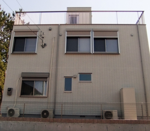 【函南肥田店)　新居の２階の窓に住宅用シャッターを取付ました