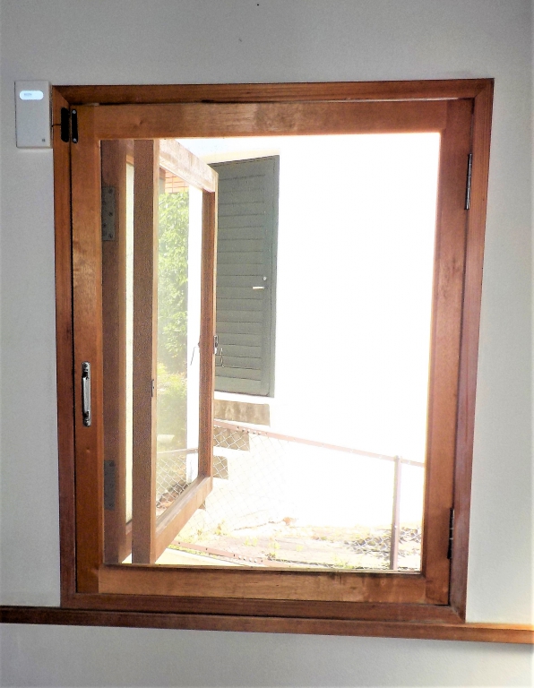 網戸と2枚折り戸の面白い木製窓でした