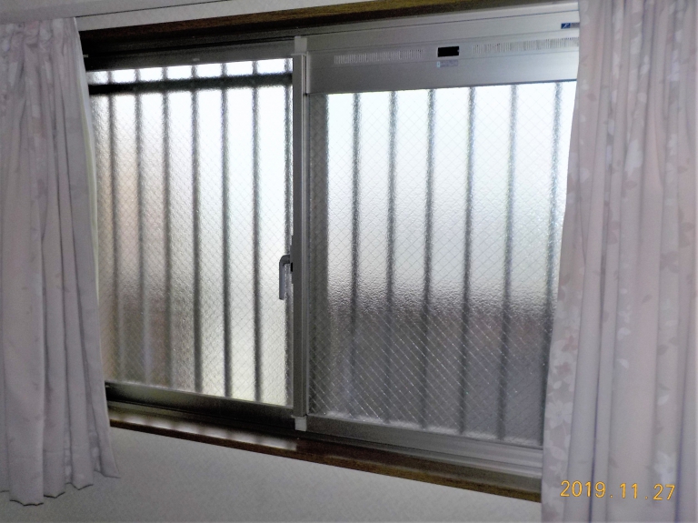 寝室の窓はアルミと単板ガラスの構成です