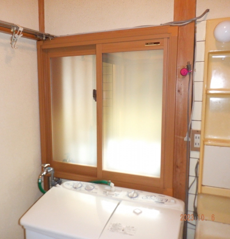富士宮市のM様邸です　洗濯室の窓に内窓を取付ました
