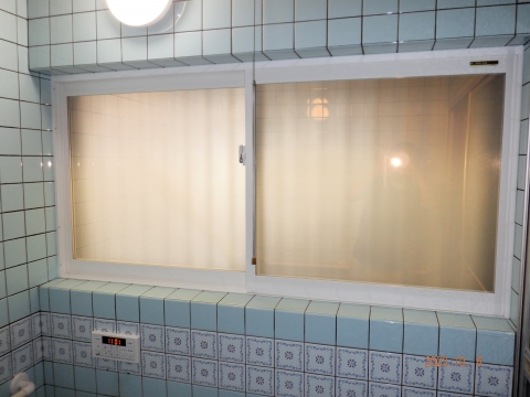 富士宮市のM様邸です　浴室の窓に内窓を取付ました