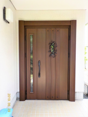 　三島市内のＷ様邸の玄関ドアを１日で取り替えました