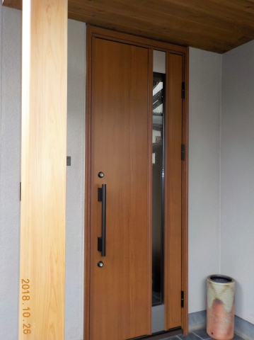 三島市の住宅の木製ドアをアルミ製断熱ドアに取替ました