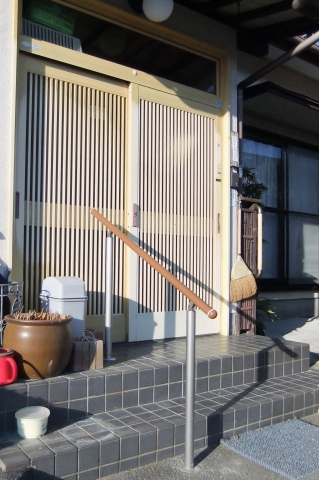 【函南肥田店】玄関前の階段に手すりを取付ました