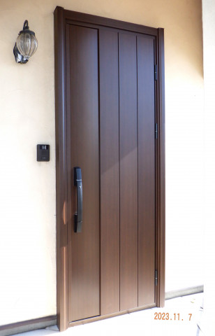 富士市のリフォーム会社様から、玄関ドアの取替を依頼され工事しました
